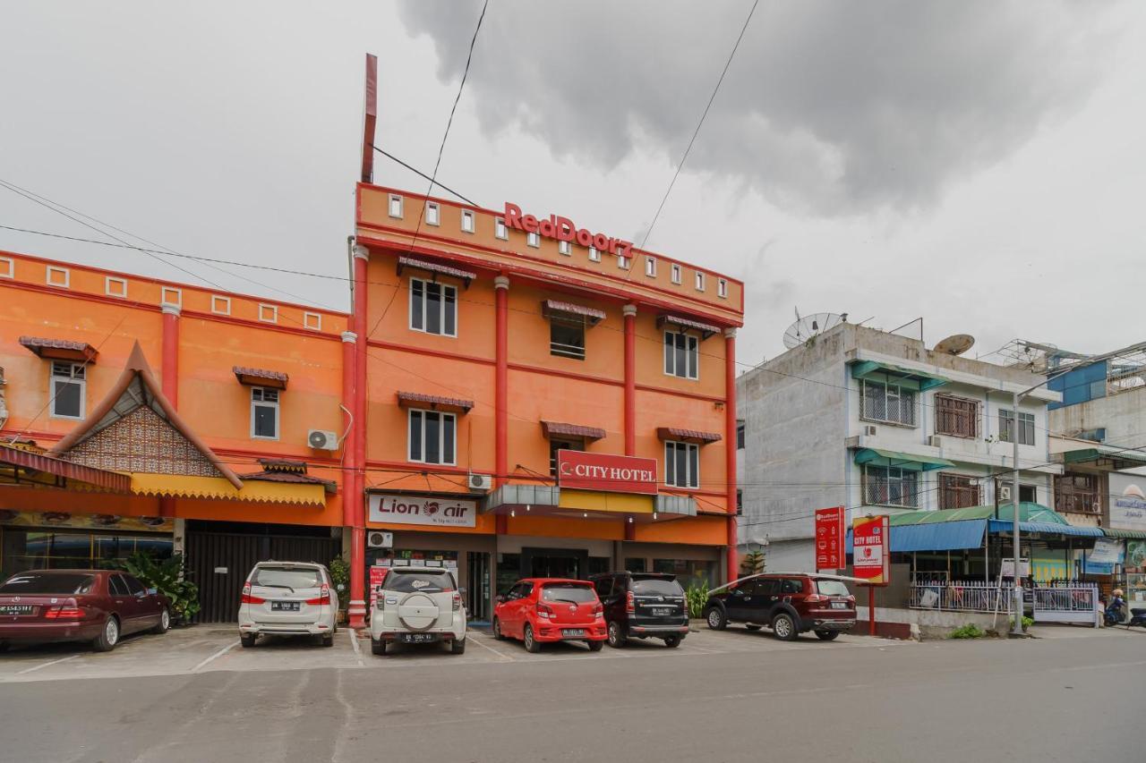 Hotel Reddoorz @ Pematang Siantar Exterior foto